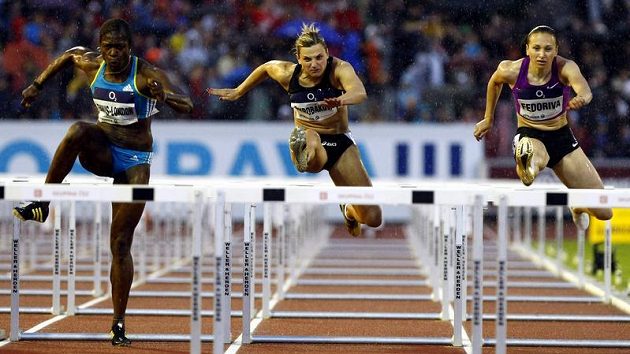Překážkářka Lucie Škrobáková (uprostřed) na mítinku Zlatá tretra v Ostravě. Překážkářka Lucie Škrobáková (uprostřed) na mítinku Zlatá tretra v Ostravě.