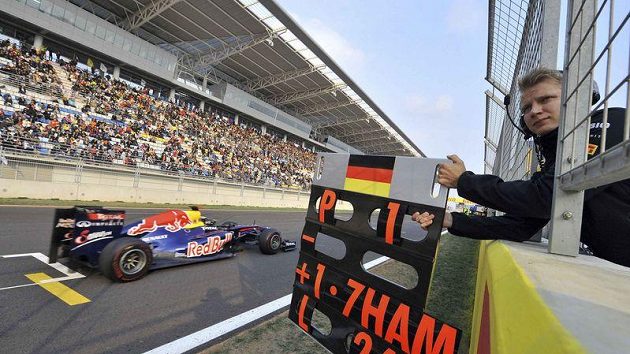 Jezdec Red Bullu Sebastian Vettel dostává při průjezdu cílovou rovinkou na okruhu v korejském Jongam informace o ztrátě Lewise Hamiltona. Jezdec Red Bullu Sebastian Vettel dostává při průjezdu cílovou rovinkou na okruhu v korejském Jongam informace o ztrátě Lewise Hamiltona.