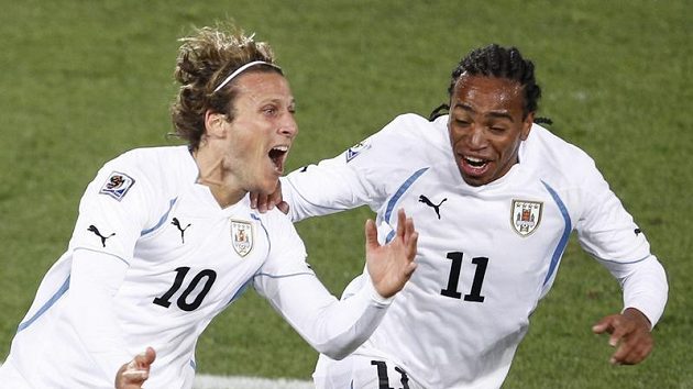 Uruguayský útočník Diego Forlán (vlevo). Uruguayský útočník Diego Forlán (vlevo).