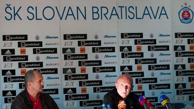 Trenér Slovanu Bratislava Karel Jarolím (vpravo) a jeho asistent Tibor Mičinec na tiskové konferenci. Trenér Slovanu Bratislava Karel Jarolím (vpravo) a jeho asistent Tibor Mičinec na tiskové konferenci.