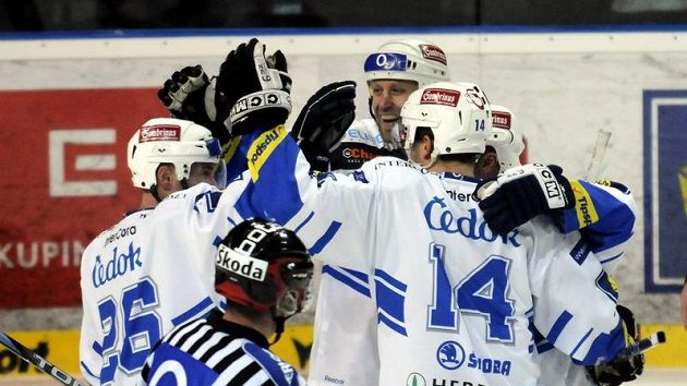 Hokejisté Plzně oslavují vstřelený gól v utkání s Litvínovem. Hokejisté Plzně oslavují vstřelený gól v utkání s Litvínovem.