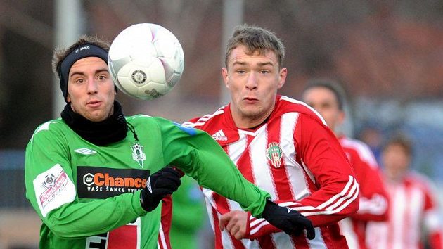 Jablonecký Tomáš Jablonský (vpravo) v souboji s žižkovským Mateuszem Slodowym ve středečním utkání zimní fotbalové Topsport ligy. Jablonecký Tomáš Jablonský (vpravo) v souboji s žižkovským Mateuszem Slodowym ve středečním utkání zimní fotbalové Topsport ligy.