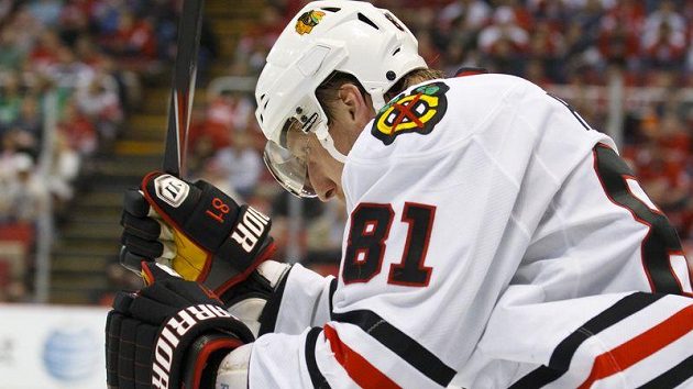 Útočník Chicaga Black Hawks Marián Hossa slaví gól proti Detroitu. Útočník Chicaga Black Hawks Marián Hossa slaví gól proti Detroitu.