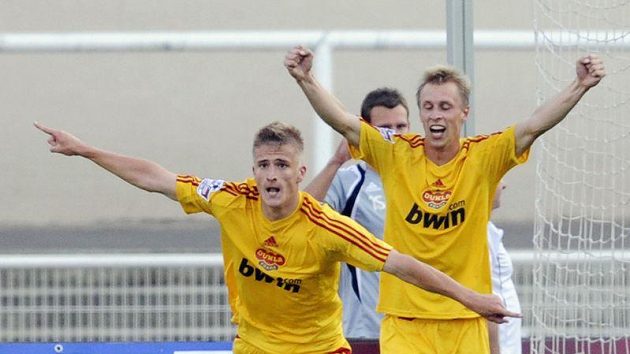 Jan Pázler z Dukly (vlevo) se raduje ze vstřeleného gólu do sítě Českých Budějovic. Vpravo jeho spoluhráč Tomáš Berger. Jan Pázler z Dukly (vlevo) se raduje ze vstřeleného gólu do sítě Českých Budějovic. Vpravo jeho spoluhráč Tomáš Berger.