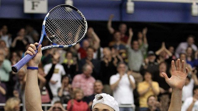 Americký tenista Andy Roddick se raduje Americký tenista Andy Roddick se raduje