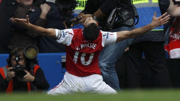 Nizozemský fotbalista Robin Van Persie se raduje z branky. Nizozemský fotbalista Robin Van Persie se raduje z branky.
