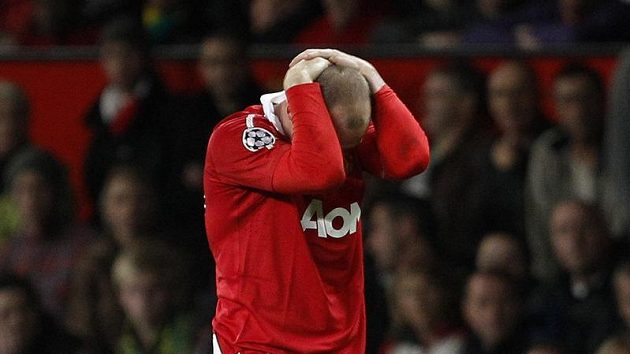 Fotbalisté Manchesteru United nebyli s bezbrankovou remízou s Glasgow Rangers vůbec spokojeni. Na snímku se chytá za hlavu Wayne Rooney. Fotbalisté Manchesteru United nebyli s bezbrankovou remízou s Glasgow Rangers vůbec spokojeni. Na snímku se chytá za hlavu Wayne Rooney.