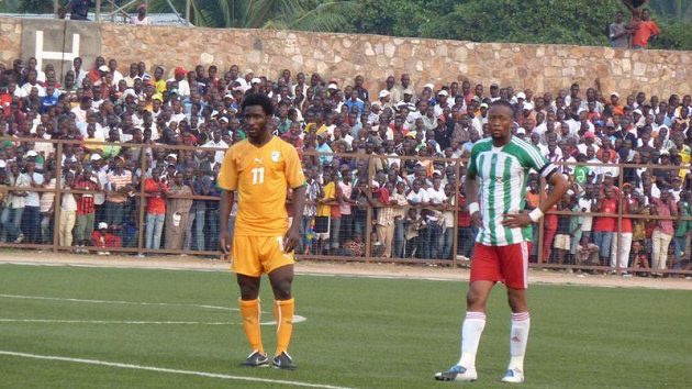 Útočník Sparty Bony Wilfried (vlevo) v reprezentačním dresu Pobřeží slonoviny v kvalifikačním duelu s Burundi. Útočník Sparty Bony Wilfried (vlevo) v reprezentačním dresu Pobřeží slonoviny v kvalifikačním duelu s Burundi.