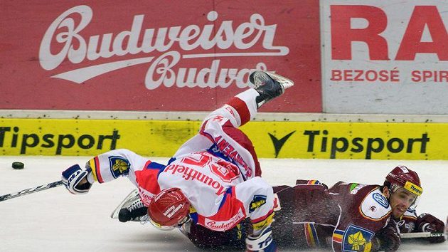 Rudolf Červený z Českých Budějovic (vlevo) a sparťan Brian Salcido po jednom ze soubojů. Rudolf Červený z Českých Budějovic (vlevo) a sparťan Brian Salcido po jednom ze soubojů.