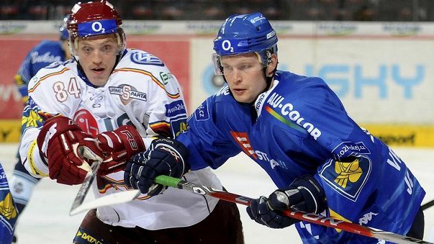 Jakub Langhammer ze Sparty (vlevo) a Petr Vrána z Vítkovic Jakub Langhammer ze Sparty (vlevo) a Petr Vrána z Vítkovic