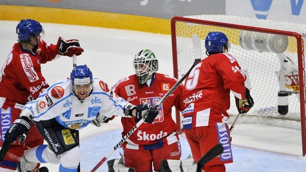 Fin Leo Komarov z Finska (druhý zleva) se raduje z branky, kterou hájí gólman Marek Schwarz (druhý zprava). Fin Leo Komarov z Finska (druhý zleva) se raduje z branky, kterou hájí gólman Marek Schwarz (druhý zprava).