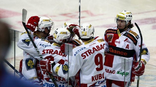 Hokejisté Slavie se radují z branky. Hokejisté Slavie se radují z branky.