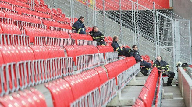Hasiči na stadiónu v Edenu. Hasiči na stadiónu v Edenu.