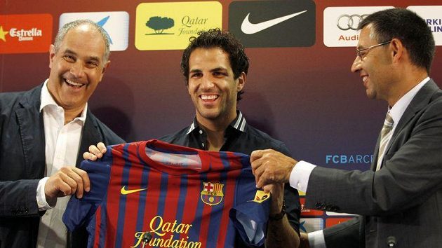 Sportovní ředitel Barcelony Andoni Zubizarreta společně s Fábregasem po jeho příchodu na Nou Camp. Sportovní ředitel Barcelony Andoni Zubizarreta společně s Fábregasem po jeho příchodu na Nou Camp.