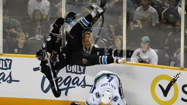 Hokejista San Jose Jamie McGinn letí vzduchem po zákroku Ballarda z Vancouveru Hokejista San Jose Jamie McGinn letí vzduchem po zákroku Ballarda z Vancouveru