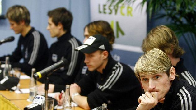 Jakub Janda (vpravo) společně s dalšími skokany na lyžích na tiskové konferenci. Jakub Janda (vpravo) společně s dalšími skokany na lyžích na tiskové konferenci.