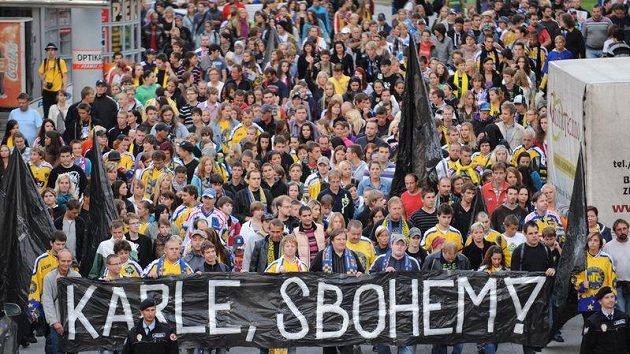 Smutečním pochodem uctili fanoušci 9. září ve Zlíně památku Karla Rachůnka, jednoho z hokejistů, kteří zemřeli při letecké nehodě u ruské Jaroslavli. Smutečním pochodem uctili fanoušci 9. září ve Zlíně památku Karla Rachůnka, jednoho z hokejistů, kteří zemřeli při letecké nehodě u ruské Jaroslavli.