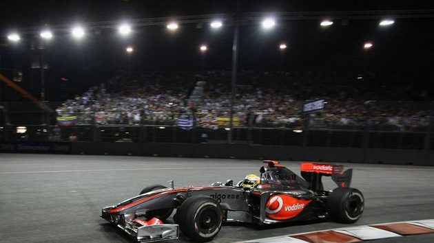 Britský pilot stáje McLaren Lewis Hamilton během GP Singapuru Britský pilot stáje McLaren Lewis Hamilton během GP Singapuru