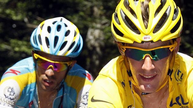 Alberto Contador (vlevo) stíhá vedoucího Andy Schlecka během Tour de France Alberto Contador (vlevo) stíhá vedoucího Andy Schlecka během Tour de France