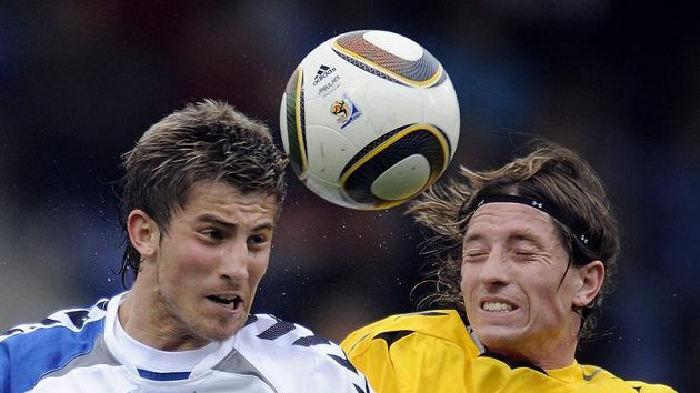 Liberecký Lukáš Vácha (vlevo) v souboji s klokanem Jiřím Kaufmanem. Liberecký Lukáš Vácha (vlevo) v souboji s klokanem Jiřím Kaufmanem.