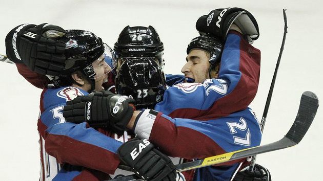 Milan Hejduk (23) v obležení radujících se spoluhráčů z Colorada po gólu do sítě Islanders. Milan Hejduk (23) v obležení radujících se spoluhráčů z Colorada po gólu do sítě Islanders.