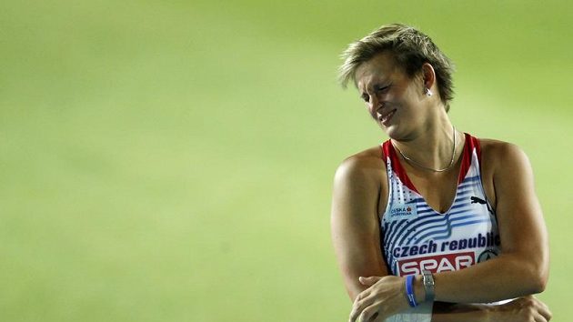 Momentka z finále oštěpařek - Barbora Špotáková se po odhodu v bolestivé grimase drží za loket. Momentka z finále oštěpařek - Barbora Špotáková se po odhodu v bolestivé grimase drží za loket.