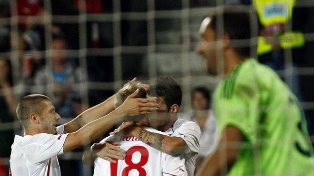 Čeští fotbalisté oslavují gól Daniela Koláře )zády) v síti Ukrajiny. Čeští fotbalisté oslavují gól Daniela Koláře )zády) v síti Ukrajiny.