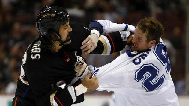 Colton Orr z Toronta (vpravo) v bitce s George Parrosem z Anaheimu Colton Orr z Toronta (vpravo) v bitce s George Parrosem z Anaheimu
