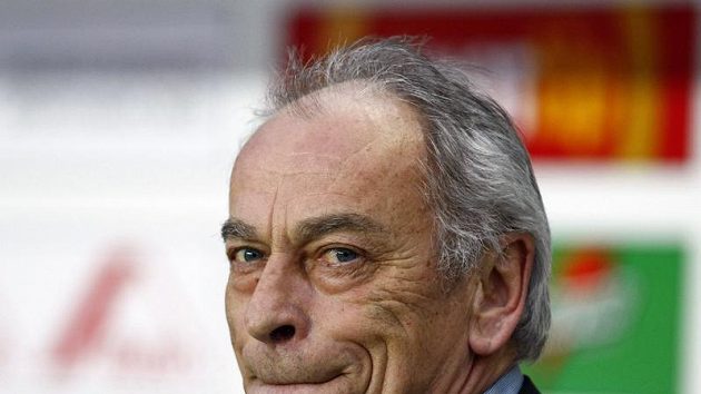Lišácký pohled trenéra Slavie Františka Cipra. Lišácký pohled trenéra Slavie Františka Cipra.