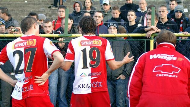 Peter Grajciar (vlevo) a Matej Krajčík se po prohře v Karviné omlouvají slávistickým fanouškům. Peter Grajciar (vlevo) a Matej Krajčík se po prohře v Karviné omlouvají slávistickým fanouškům.