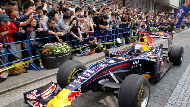Švýcar Sebastian Buemi během promoční jízdy Red Bullu v Japonsku. Švýcar Sebastian Buemi během promoční jízdy Red Bullu v Japonsku.