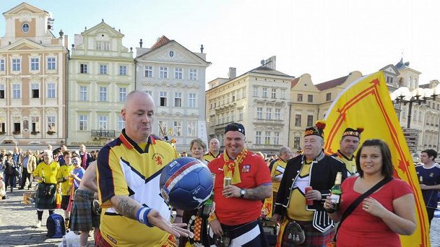 Skotští fanoušci se bavili 8. října na Staroměstském náměstí v Praze. Skotští fanoušci se bavili 8. října na Staroměstském náměstí v Praze.