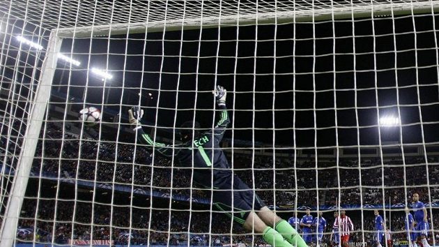 Brankář Chelsea Petr Čech chytá jednu ze střel v utkání s Atlétikem Madrid. Brankář Chelsea Petr Čech chytá jednu ze střel v utkání s Atlétikem Madrid.
