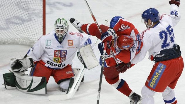 Jaroslav Bednář (25) fauluje před brankou Marka Schwarze útočníka Ruska Olega Saprykina Jaroslav Bednář (25) fauluje před brankou Marka Schwarze útočníka Ruska Olega Saprykina