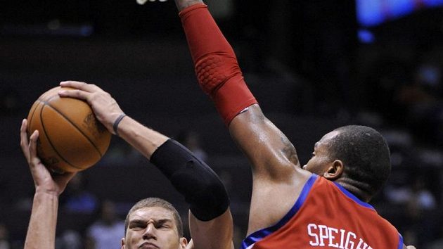 Basketbalista New Jersey Brook Lopez (vlevo) střílí koš mužstvu Philadelphie. Basketbalista New Jersey Brook Lopez (vlevo) střílí koš mužstvu Philadelphie.