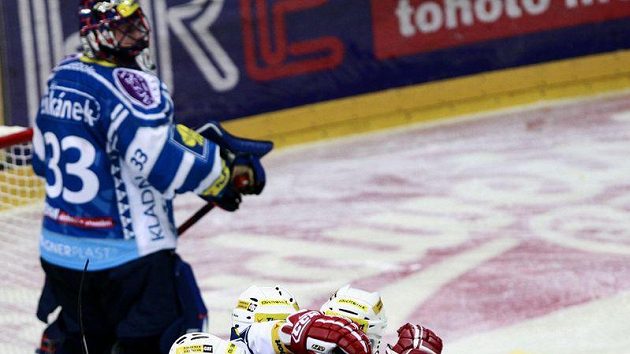 Hokejisté Slavie se radují z branky. Hokejisté Slavie se radují z branky.