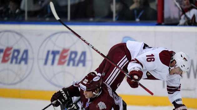Petr Průcha z Phoenixu (vpravo) padá na led po střetu se Sandisem Ozolinšem z Dinama Riga. Petr Průcha z Phoenixu (vpravo) padá na led po střetu se Sandisem Ozolinšem z Dinama Riga.