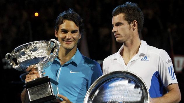 Roger Federer (vlevo) a Andy Murray po finále Australian Open Roger Federer (vlevo) a Andy Murray po finále Australian Open