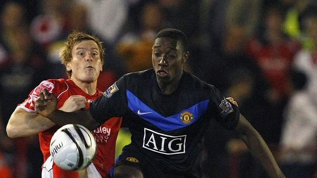 Danny Welbeck z Manchesteru United (vpravo) v souboji o míč s Robem Kozlukem z Barnsley. Danny Welbeck z Manchesteru United (vpravo) v souboji o míč s Robem Kozlukem z Barnsley.