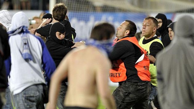 Bitku mezi fanoušky Mladé Boleslavi a Olomouce se snažili zastavit pořadatelé. Bitku mezi fanoušky Mladé Boleslavi a Olomouce se snažili zastavit pořadatelé.