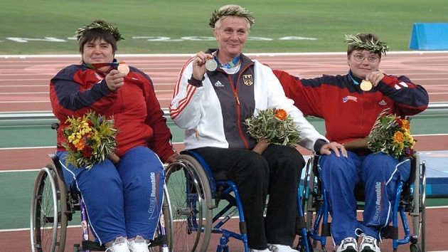 Fotografie po původním medailovém ceremoniálu. Vpravo tehdy ještě zlatá Jana Fesslová, vlevo nyní stříbrná Eva Kacanu Fotografie po původním medailovém ceremoniálu. Vpravo tehdy ještě zlatá Jana Fesslová, vlevo nyní stříbrná Eva Kacanu