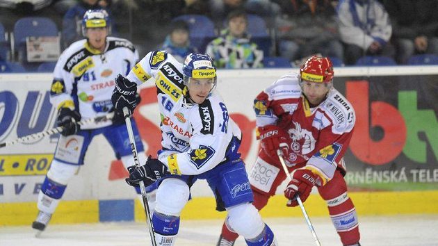 Útočník Brna Radim Hruška před Peterkem z Třince Útočník Brna Radim Hruška před Peterkem z Třince