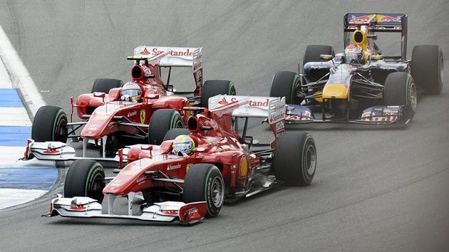 Felipe Massa z Ferrari následovaný stájovým kolegou Alonsem a Vettelem z Red Bullu Felipe Massa z Ferrari následovaný stájovým kolegou Alonsem a Vettelem z Red Bullu