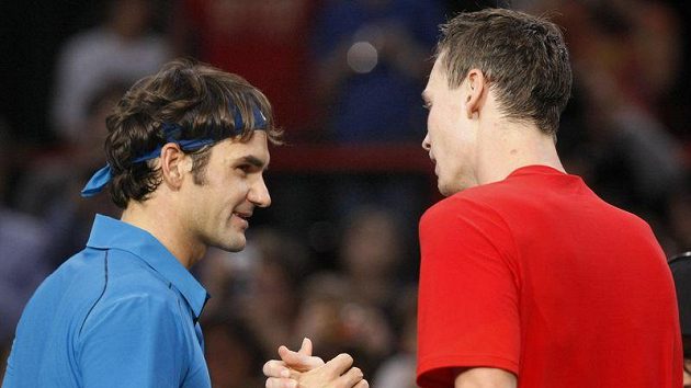 Tomáš Berdych (vpravo) gratuluje Rogeru Federerovi k postupu do finále turnaje v Paříži. Tomáš Berdych (vpravo) gratuluje Rogeru Federerovi k postupu do finále turnaje v Paříži.