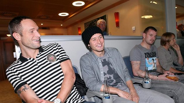 Fotbaloví reprezentanti v čele s kapitánem Tomášem Rosickým (druhý zleva) se na utkání NHL dobře bavili. Fotbaloví reprezentanti v čele s kapitánem Tomášem Rosickým (druhý zleva) se na utkání NHL dobře bavili.