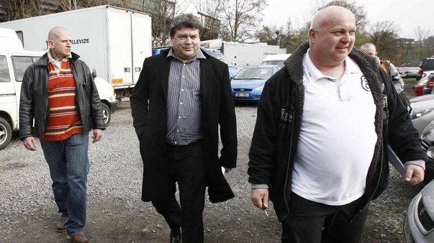 I Karel Kapr (uprostřed) se bude zodpovídat před soudem I Karel Kapr (uprostřed) se bude zodpovídat před soudem