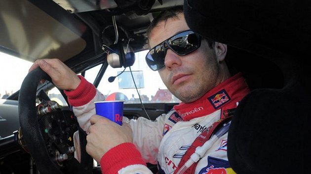 Sebastien Loeb se občerstvuje po dojetí jedné z rychlostních zkoušek. Sebastien Loeb se občerstvuje po dojetí jedné z rychlostních zkoušek.