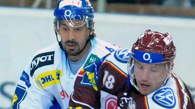Zprava hokejista Ondřej Kratěna ze Sparty a Robert Kántor z Komety Zprava hokejista Ondřej Kratěna ze Sparty a Robert Kántor z Komety