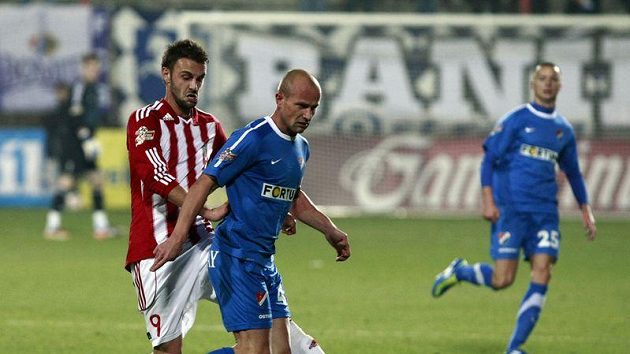 Žižkovský Tomáš Peciar (vlevo) usiluje o zastavení Martina Lukeše z Ostravy. Žižkovský Tomáš Peciar (vlevo) usiluje o zastavení Martina Lukeše z Ostravy.