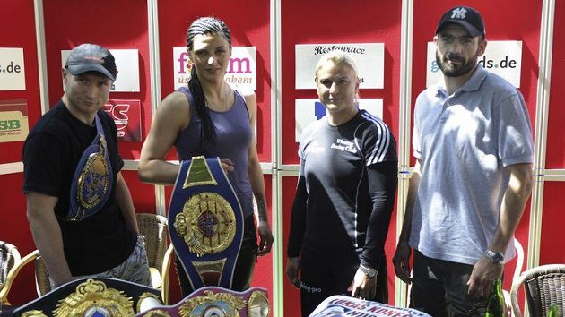Profesionální boxer Lukáš Konečný (vlevo) před zápasem o titul mistra Evropy s Husseinem Bayramem (vpravo) z Francie. V druhém zápase pátečního večera se utká o titul mistryně světa Christina Hammerová (druhá zleva) s Marií Lindbergovou (druhá zprava). Profesionální boxer Lukáš Konečný (vlevo) před zápasem o titul mistra Evropy s Husseinem Bayramem (vpravo) z Francie. V druhém zápase pátečního večera se utká o titul mistryně světa Christina Hammerová (druhá zleva) s Marií Lindbergovou (druhá zprava).